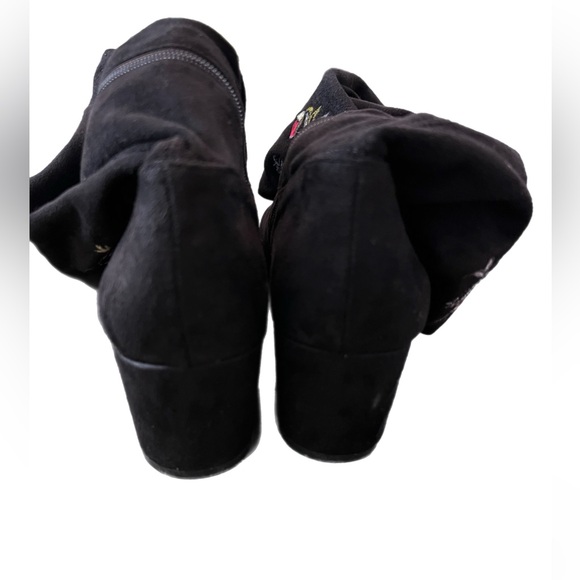 🌹Impo Black Floral Embroidered Heeled Boots - Picture 7 of 10